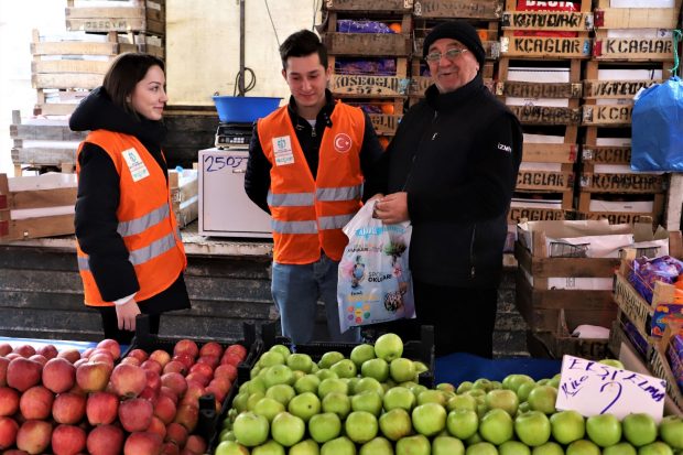 Pazarcı büyüklerine gönüllü yardım ettiler