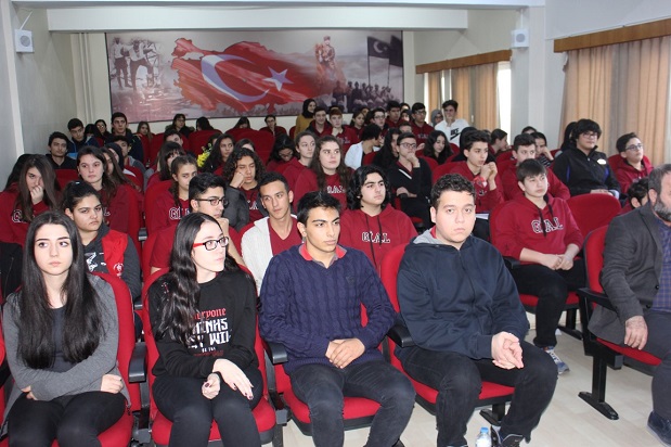 “Kitap Okuma Halkaları” öğrencileri, Başkan’la birlikte kitapların kritiklerini yaptılar.