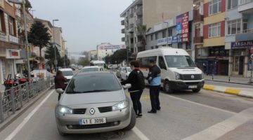 Yeni trafik sistemini anlatan broşürler dağıtıldı.