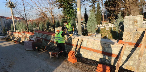 Mezarlıklarda onarım ve bakım çalışmaları devam ediyor.