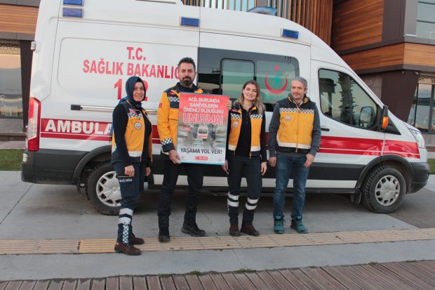 Trafikte ambulans sesi duyduğunuzda ne yapıyorsunuz?