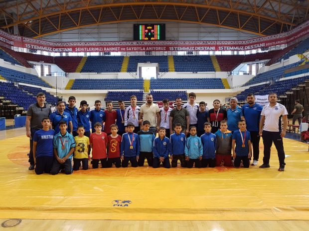 Kağıtsporlu 11 güreşçi Türkiye Şampiyonası’na gidecek