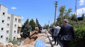 İzmit Belediyesi Huzur Sokak’ta istinat duvarı çalışmalarına aralıksız devam ediyor