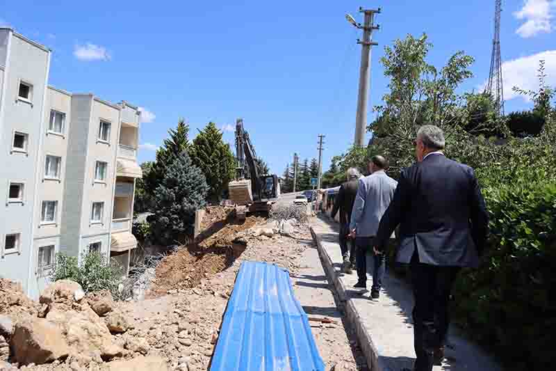 İzmit Belediyesi Huzur Sokak’ta istinat duvarı çalışmalarına aralıksız devam ediyor