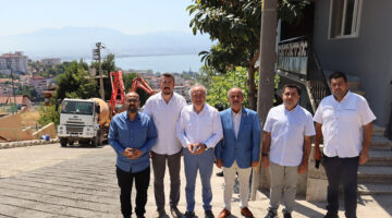 İzmit Belediyesi Neşe Sokak’ta 20 yıllık ulaşım sorununu çözdü