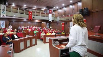 VMerhaba, haber detayları aşağıdaki gibidir.  Haber İçeriği    İzmit Belediyesi Yerel Eşitlik Eylem Planı’nın 6 aylık süreci değerlendirildi   İzmit Belediyesi Yerel Eşitlik Eylem Planı’nın 6 aylık izleme toplantısında; kadın, çocuk ve toplumun tüm kesimlerinin eşit ve güvenli yaşamı için atılan adımlar değerlendirildi  İzmit Belediyesinin 5 Aralık Kadın Hakları Günü’nde tanıtımını yaptığı Yerel Eşitlik Eylem Planı’nın 6 aylık izleme toplantısı, meclis salonunda yoğun katılımla gerçekleştirildi. Toplantıda 1 Ocak–30 Haziran 2025 döneminde kaydedilen ilerlemeler masaya yatırıldı. Programa İstanbul Üniversitesi Siyaset Bilimci ve Kadın Hakları Uzmanı Dr. Ayşe Kaşıkırık, İzmit Belediyesi Kadın ve Aile Hizmetleri Müdürü Burcu Bineklioğlu, meclis üyeleri, kentte faaliyet gösteren dernek, sendika ve STK temsilcileri, muhtarlar ile belediye çalışanları katıldı.  “DESTEĞİNİZ EN BÜYÜK GÜCÜMÜZ” Kadın ve Aile Hizmetleri Müdürü Burcu Bineklioğlu konuşmasında şu ifadeleri kullandı; “Bu toplantılar yalnızca bir raporlama değil eşitlik yolunda attığımız adımların, birlikte oluşturduğumuz politikaların ve hayata geçirdiğimiz projelerin ne kadar güçlü bir etki yarattığının göstergesidir. Kadınların, çocukların, engellilerin ve toplumun her kesiminin eşit, adil ve güvenli bir yaşam sürebilmesi için hep birlikte çalışıyoruz. Bu süreçte belediyemizin vizyonu, sizlerin desteği en büyük gücümüzdür. Programımıza katılan herkese çok teşekkür ediyorum.”  “YOLCULUK BAŞKANIMIZIN ÖNCÜLÜĞÜNDE BAŞLADI” İstanbul Üniversitesi Siyaset Bilimci ve Kadın Hakları Uzmanı Dr. Ayşe Kaşıkırık, “Yolculuk Başkanımızın Cemr Yerel Yönetimlerde Kadın Erkek Eşitliği Şartını imzalamasıyla başladı. Bu da belediyeye bir dizi sorumluluklar yükledi. Bu şart 6 tane temel ilkeyi barındırıyor. Karar alma mekanizmalarına eşit katılım olması konusunda şanslıyız. Marmara bölgesinde kadın belediye başkanı, meclis üyesi ve muhtar sayısı artmaya başladı.   “İZMİT BELEDİYESİ SÜRECİ SAHİPLENDİ” Ben İzmit Belediyesini tebrik ediyorum. Bir plan hazırlayıp tüm paydaşlarla istişare eden, konuşan ve bir araya gelen sayılı belediyelerden biri. Süreç sahiplenildi, sadece planda kalmadı. Bu çok önemli. Hazırlık sürecimizde bir çekirdek ekip kurmuştuk. Kadın Aile Hizmetlerinin koordinatörlüğünde birçok müdürlük toplantılarımıza katılım sağladı. İl büyüklüğünde bir ilçe İzmit. Çok yoğun bir saha çalışması yaptık.   “TEK SEFERDE ÇÖZMEK MÜMKÜN DEĞİL” 2 tane çok kapsamlı çalıştay düzenledik. Ardından odak grup toplantıları yaptık. Çalıştaydan çıkan verileri burada daha derinlemesine tartıştık. 5 Aralık Kadın Hakları Günü’nde lansmanımızı yaptık. Eylem planının hayata geçtiği 1 Ocak 2025 ve 30 Haziran 2025 arası 6 aylık dönemi kapsayan bir ilerleme raporundan bahsediyoruz. Yapabildiklerimiz var, gelişime açık yerler var. Bütün sorunları tek seferde çözmemiz mümkün değil.   “HERKESİN SAHİPLENMESİ ÇOK ÖNEMLİ” Yerel eşitlik eylem planında katılım, kapsayıcılık ve şeffaflık önemli. Biz tüm şeffaflığıyla çalışmaları kamuoyuyla paylaşıyoruz. Yaklaşık bin kadınla anket yaptığımız saha çalışmalarımız oldu. Kadınların en önemli talebi kentsel hizmetlere daha çabuk ulaşabilmek ve herkes için güvenli kamusal alan. Bu ve bunun gibi buluşmaları daha fazla yapacağız. Bu planı herkesin sahiplenmesi çok önemli. Cinsiyet temelli veri tutmak zorundayız” dedi.    “OLDUKÇA İYİ YOL ALMIŞIZ” Programda söz alan Hatipköy Mahallesi Muhtarı Habibe Aksoy, “Güzel bir süreç oldu. Oldukça iyi bir yol kat etmişiz. Engelli vatandaşlarımızın da daha fazla sürece dahil edilmesi gerektiğini düşünüyorum” dedi.    “DESTEK BEKLİYORUZ” Kocaeli Kanserle Mücadele Derneği Başkanı Asiye Aslan ise konuşmasında, “Güzel şeyler yapılmış. Etkinliklerimize katılımın daha fazla olmasını isterim. Aydınlatma seminerlerimizin duyurusu noktasında sizlerden bir destek bekliyoruz. Eylül-Ekim-Kasım özellikle ilçelerde, köylerde yoğun çalışma yaptığımız dönemler” ifadelerini kullandı.  “EŞİTLİK, KAPSAYICILIK VE KATILIM ÇOK ÖNEMLİ” ÇYDD Kocaeli Şube Başkanı Meral Dönmez, “Eşitlik, kapsayıcılık ve katılımcılık gerçekten çok önemli. Biz ÇYDD olarak sosyal ekonomik durumu olmayan çocuklarımıza, gençlerimize destek olmaya çalışıyoruz. Mahallelerde ve köylerde birçok proje gerçekleştiriyoruz. Yazın çocuklar boşlukta ve spor, sanat konusunda yerinde destek olmayı önemsiyoruz. Sosyal alanlar çocuklarımız için çok önemli” dedi.   “PARKLARDA ÖZEL BİREYLER İÇİN ALANLAR OLMALI” Kocaeli Otistik Çocuklar Derneği Başkanı Hüseyin Necdet Gümüş, “Eşitlik ve kapsayıcılık gerçekten güzel. Bu çalışmaların daha da ilerleyerek devamını diliyoruz. Otizimli çocuklar olarak okul dönemi biten çocuklarımızı kapsayacak spor ve diğer etkinliklerin yapılması gerekiyor. Otizm Yaşam Evi, Yaşam Destek Evi gerçekten çok önemli. Çocuk parklarında özel bireylere yönelik korunaklı alanlar oluşturulmalı” dedi.