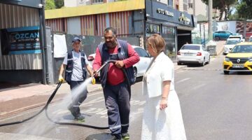 İzmit Belediyesi bayram öncesi temizlik çalışmalarını sürdürüyor