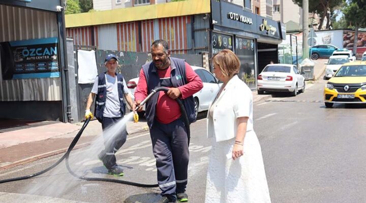 İzmit Belediyesi bayram öncesi temizlik çalışmalarını sürdürüyor