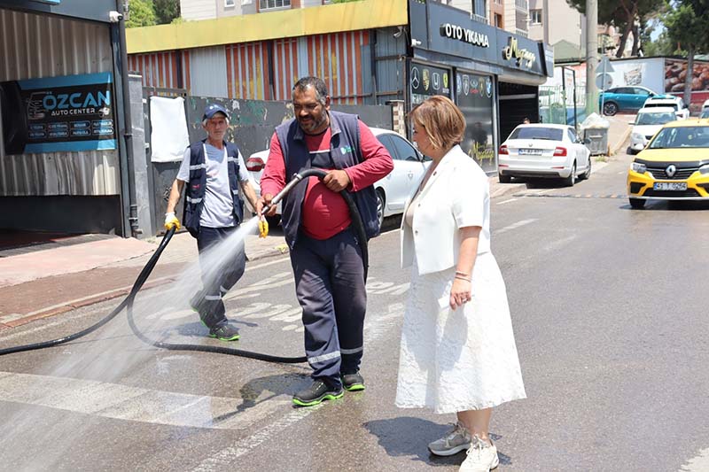 İzmit Belediyesi bayram öncesi temizlik çalışmalarını sürdürüyor