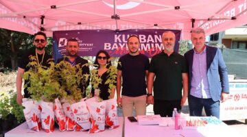İzmit Belediyesi bu bayram arifesinde de mezarlıklarda binlerce fide dağıttı