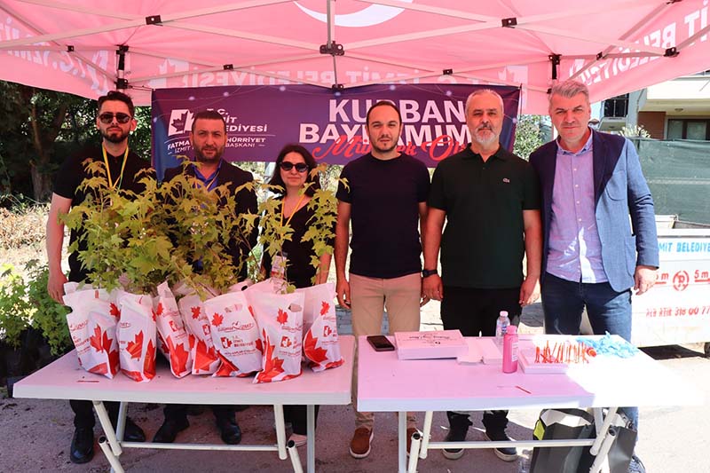 İzmit Belediyesi bu bayram arifesinde de mezarlıklarda binlerce fide dağıttı