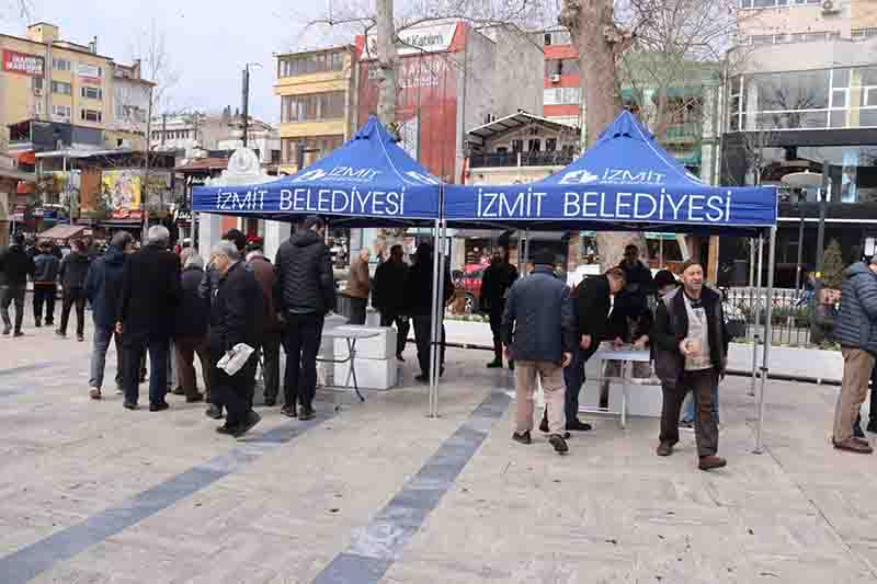 İzmit Belediyesinden Vatandaşlara Helva İkramı