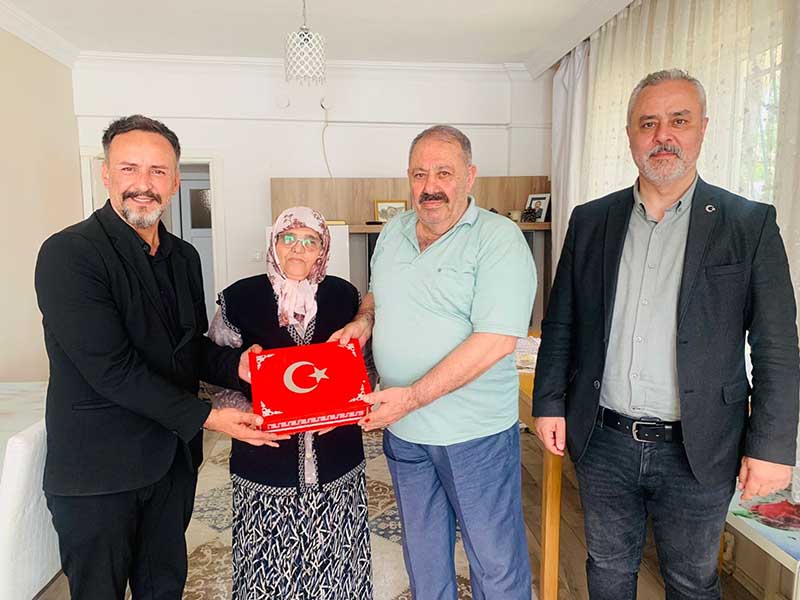 İzmit Belediyesinden Derince’deki Kıbrıs Gazilerine vefa ziyareti