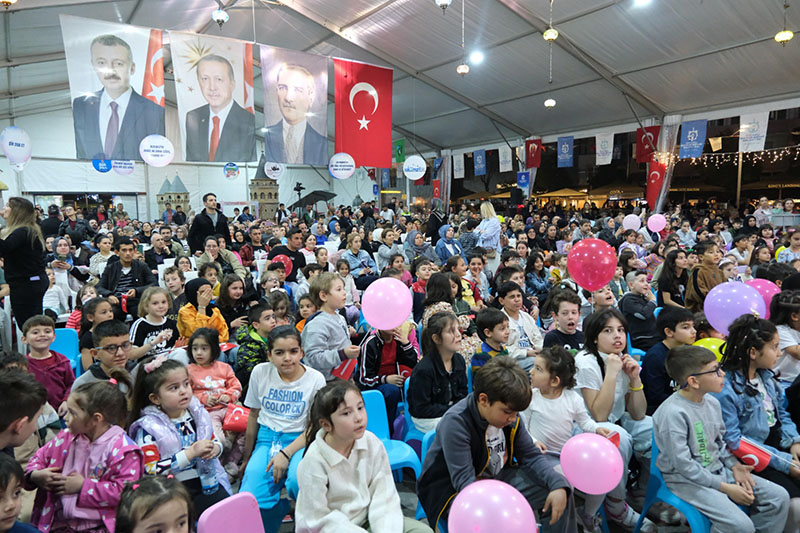 İzmit Kent Meydanı’nda eğlenceye tam gaz devam