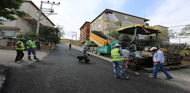 Emek Mahallesinde Üstyapı Çalışmaları Devam Ediyor