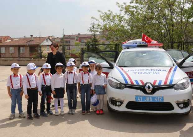 Öğrencilerden Jandarmaya Sevgi Seli