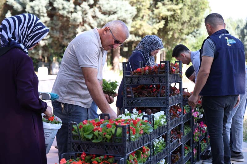 Kartepe Belediyesi’nden Mezarlıklarda Çiçek Dağıtımı