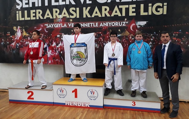 Karateciler Sakarya’dan 20 madalya ile döndü