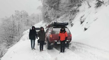 Karda mahsur kalanları Büyükşehir kurtardı