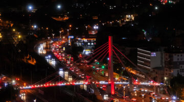 Kocaeli’de üst geçitler al bayrağın renkleriyle ışıldadı