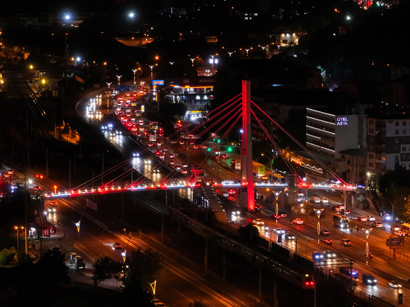 Kocaeli’de üst geçitler al bayrağın renkleriyle ışıldadı