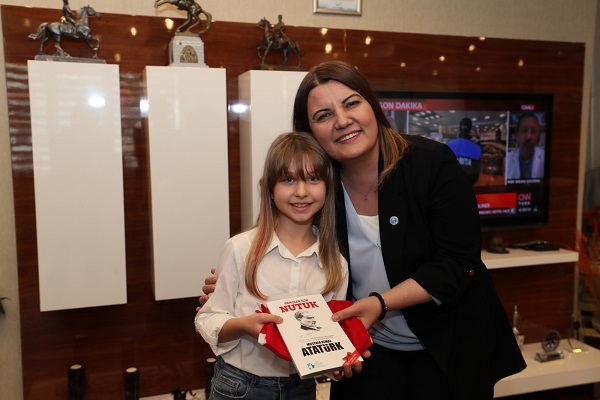 Damla Kılıç, İzmit Belediye Başkanlığı koltuğuna oturdu