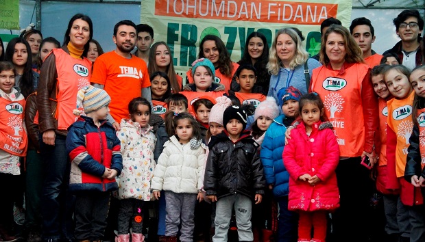 Öğrenciler ağaçlar ile kucaklaştı