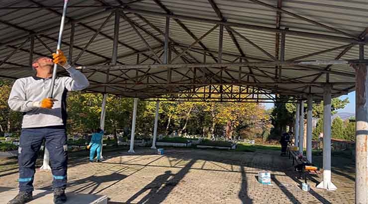 Büyükşehir, mezarlıklarda titiz bir çalışma yürütüyor;