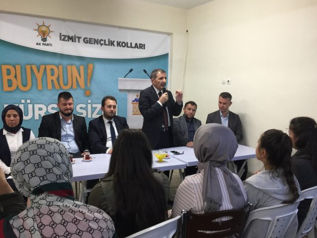 Şeker, ‘Genç Kürsü’ programında gençlerle