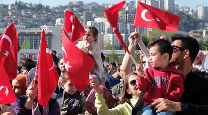 Milli İrade Meydanı çocukların neşesi ile cıvıl cıvıl