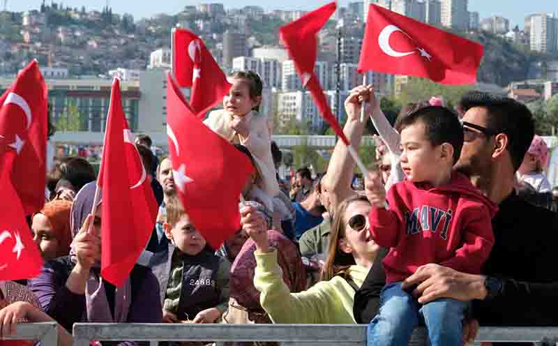 Milli İrade Meydanı çocukların neşesi ile cıvıl cıvıl