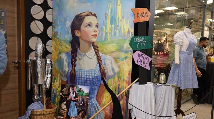 Moda Akademisi’nde “Vitrin Bir Sahne” sergisi açıldı