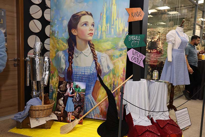 Moda Akademisi’nde “Vitrin Bir Sahne” sergisi açıldı