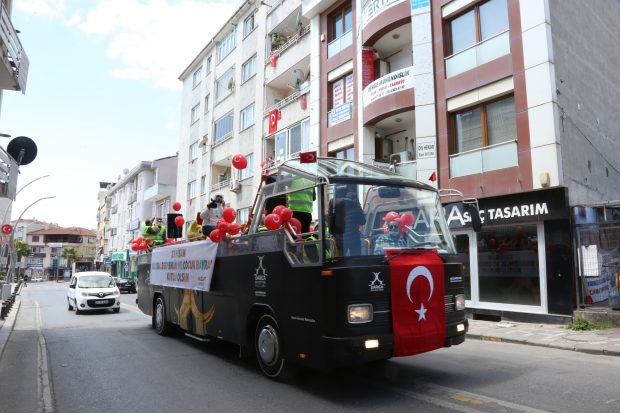 Moral Otobüsü Darıcalı çocukları eğlendirdi