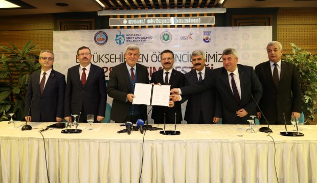 Büyükşehir’den öğrencilere ulaşım desteği