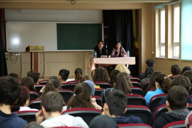 Tiyatrocular, öğrencilerle tecrübelerini paylaştı
