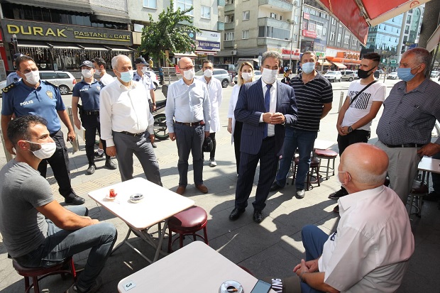 Vatandaşlara maske ve mesafe kuralını hatırlattılar