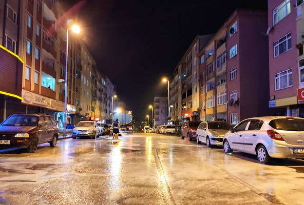 Ekipler gece mesaisinde