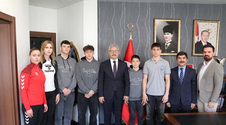 Okul Sporlarında Büyük Başarı: Dereceye Giren Öğrencilerden İl Millî Eğitim Müdürüne Ziyaret