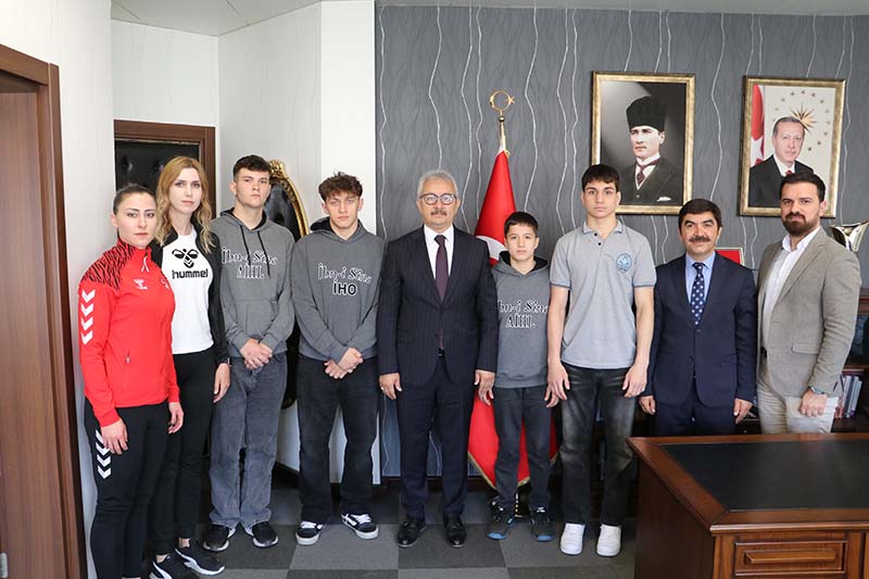Okul Sporlarında Büyük Başarı: Dereceye Giren Öğrencilerden İl Millî Eğitim Müdürüne Ziyaret