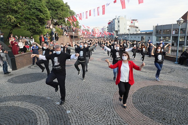 Hürriyet eşiyle birlikte zeybek oynadı