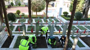 Şehit mezarları çiçeklerle donatıldı