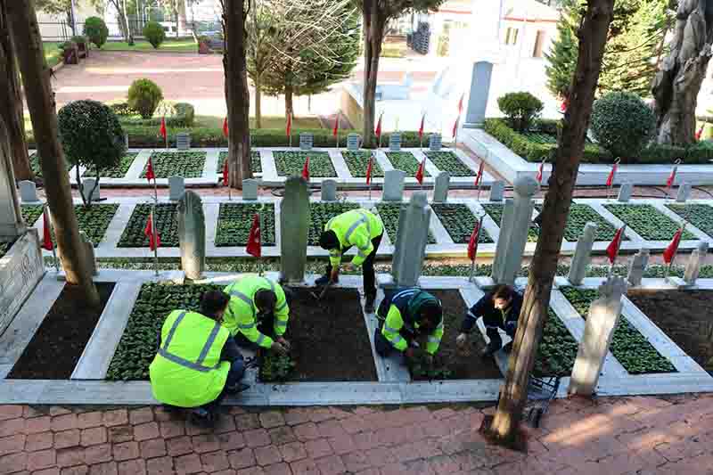 Şehit mezarları çiçeklerle donatıldı