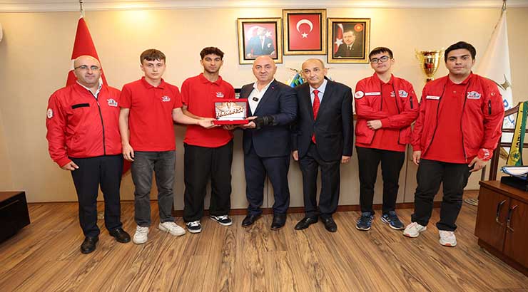 BAŞKAN MUZAFFER BIYIK, TEKNOFEST’TE ÜÇÜNCÜ OLAN DARICALI GENÇLERİ AĞIRLADI