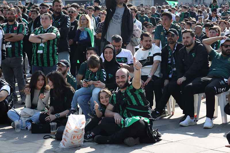 Taraftar, coşkuyla şampiyon Kocaelispor’u bekliyor