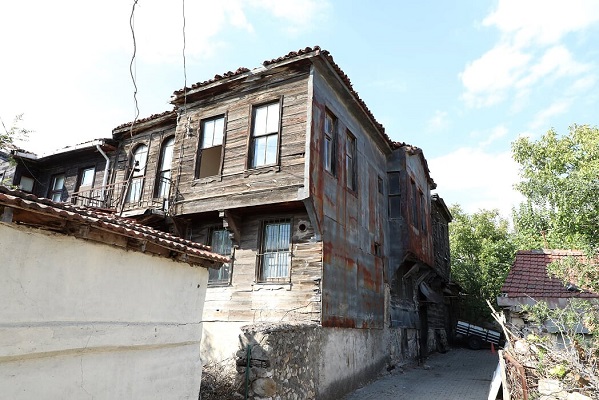 Restore edilecek evleri incelediler
