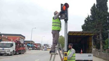 Trafik ışıkları bakım ve onarımdan geçiyor