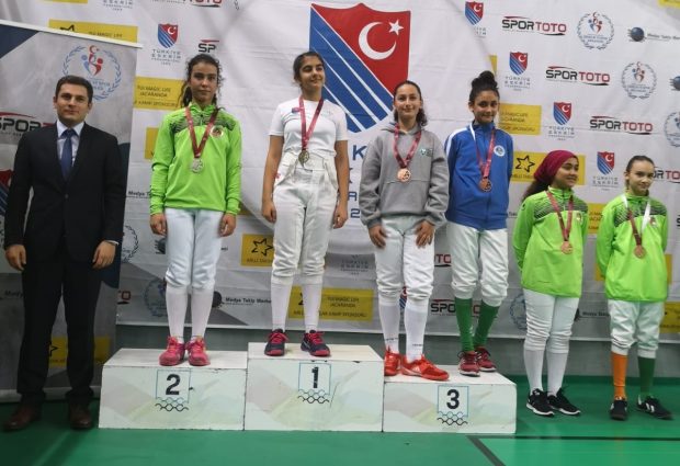 Eskrimciler Türkiye şampiyonasından 3 madalya ile döndü
