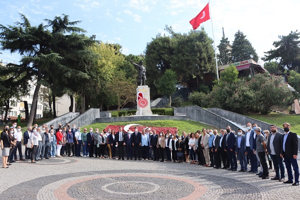 CHP Kocaeli 98. yaşını Ata’nın huzuruna çıkarak kutladı