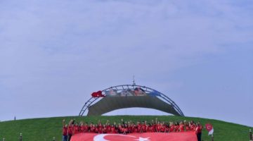 Türk bayraklı dev uçurtma gökyüzünde dalgalandı
